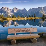Zu Hollenau